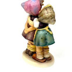 Porcelianinė M. I. Hummel Goebel statula Telling Her Secrets (Das Geheimnis) 6x9x14 cm