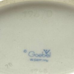 Porcelianinė M. I. Hummel Goebel statula Telling Her Secrets (Das Geheimnis) 6x9x14 cm