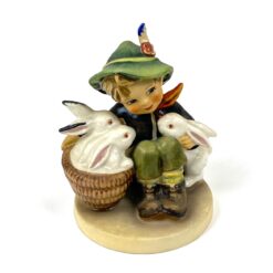 Porcelianinė M. I. Hummel Goebel statula Playmates (Hasenvater) 7,5x8x10 cm