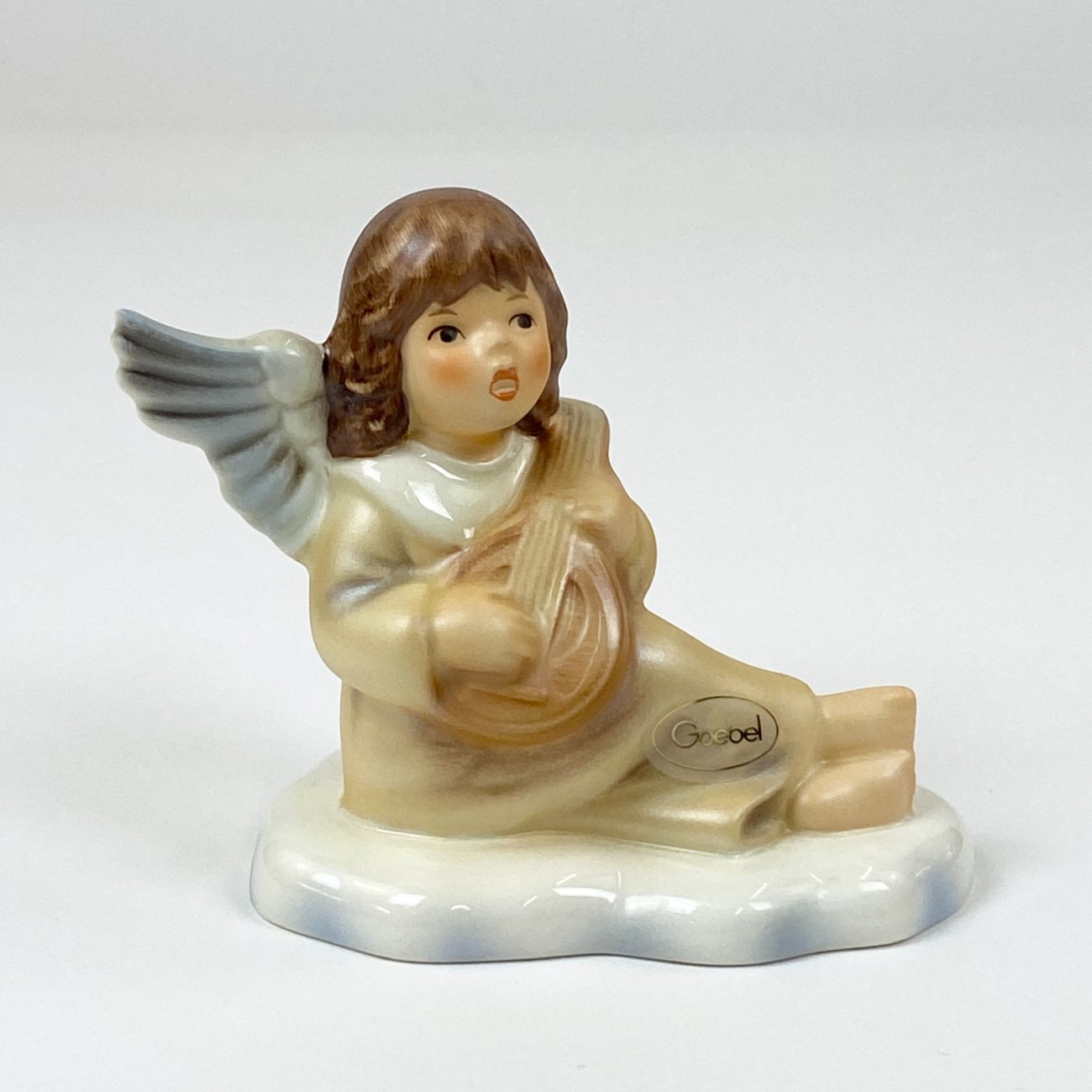 HN2125-porcelianines-skulpturos-0 Porcelianinė Goebel Weihnacht angelo su mandolina statula 6,5×10,5×9 cm