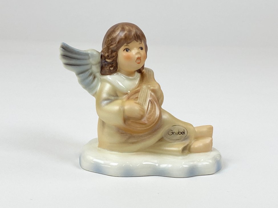 HN2125-porcelianines-skulpturos-2 Porcelianinė Goebel Weihnacht angelo su mandolina statula 6,5×10,5×9 cm