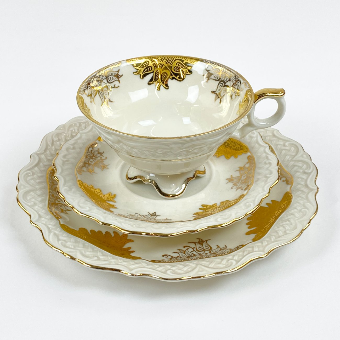 HN2127-pusryciu-servizai-trio-1 Porcelianinių Elfenbein puodelio 180 ml ir dviejų lėkštučių 3 vnt. kompl.