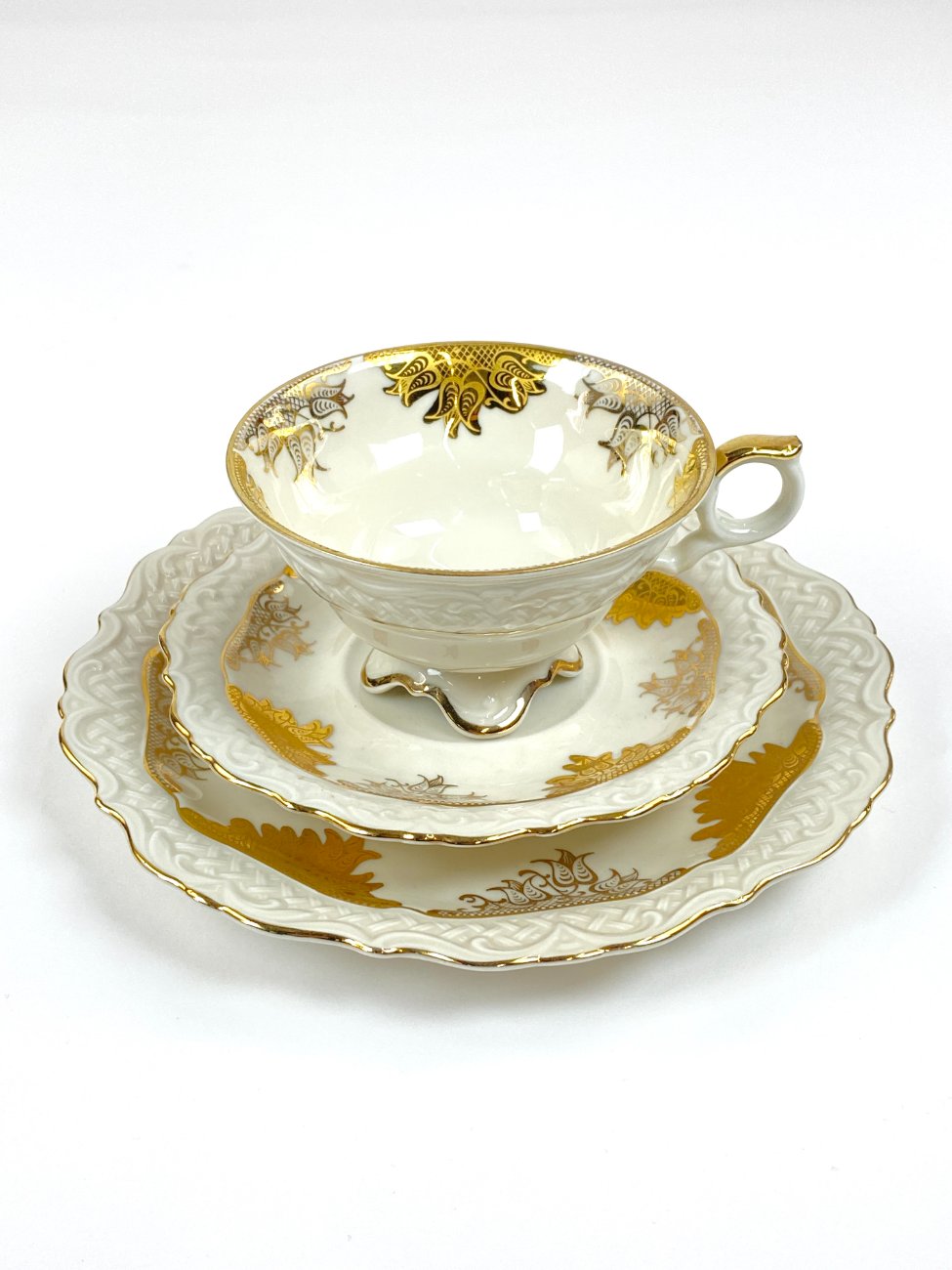 HN2127-pusryciu-servizai-trio-2 Porcelianinių Elfenbein puodelio 180 ml ir dviejų lėkštučių 3 vnt. kompl.