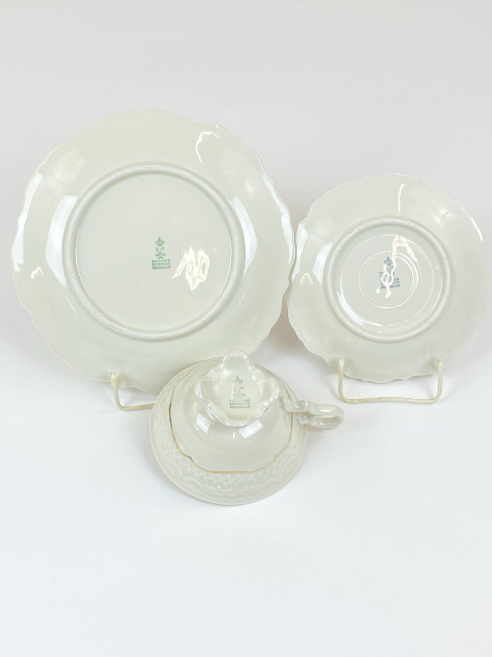 HN2127-pusryciu-servizai-trio-7 Porcelianinių Elfenbein puodelio 180 ml ir dviejų lėkštučių 3 vnt. kompl.