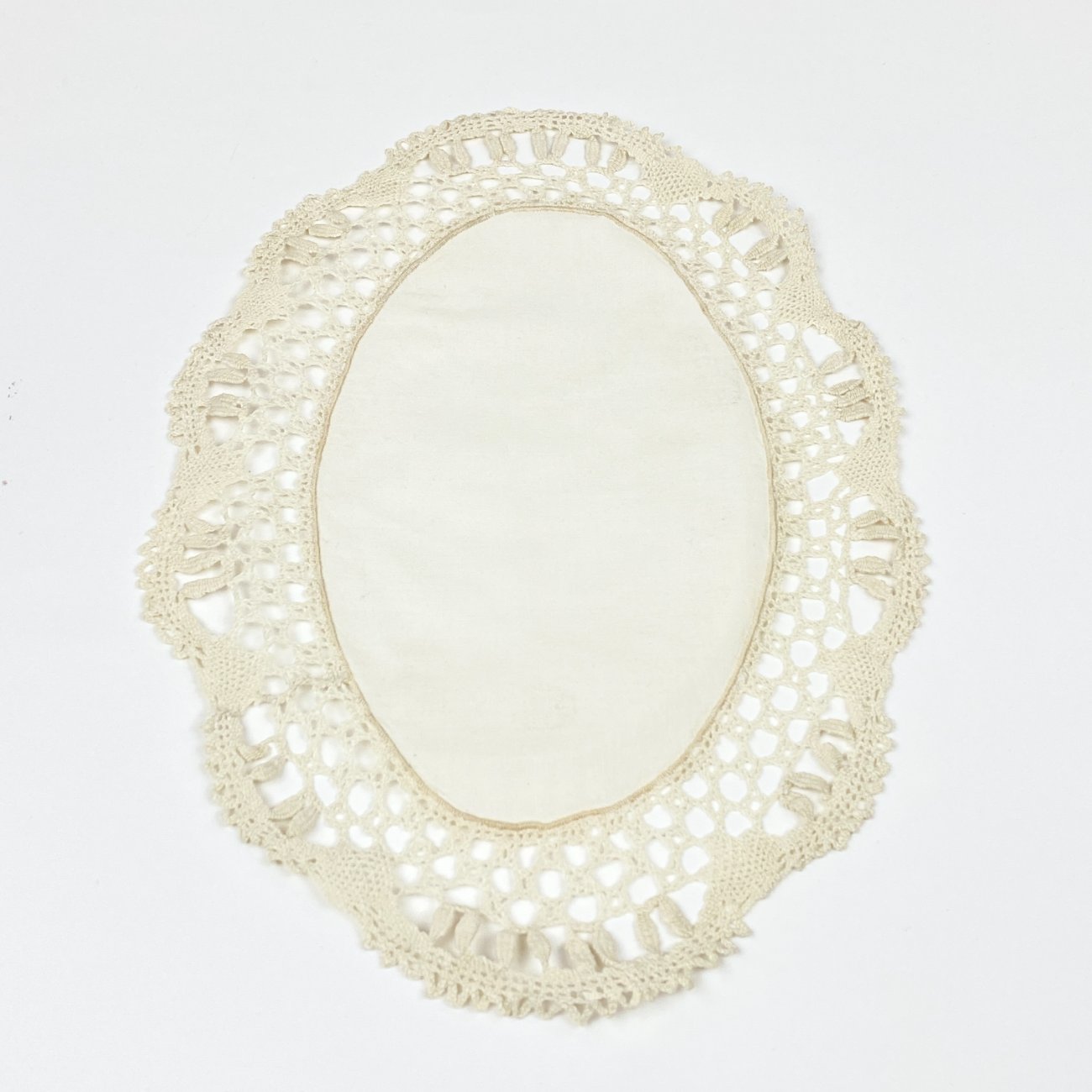 HN2128-stalo-serveteles-0 Ovali stalo servetėlė apnerta kraštine 33x22x0,2 cm