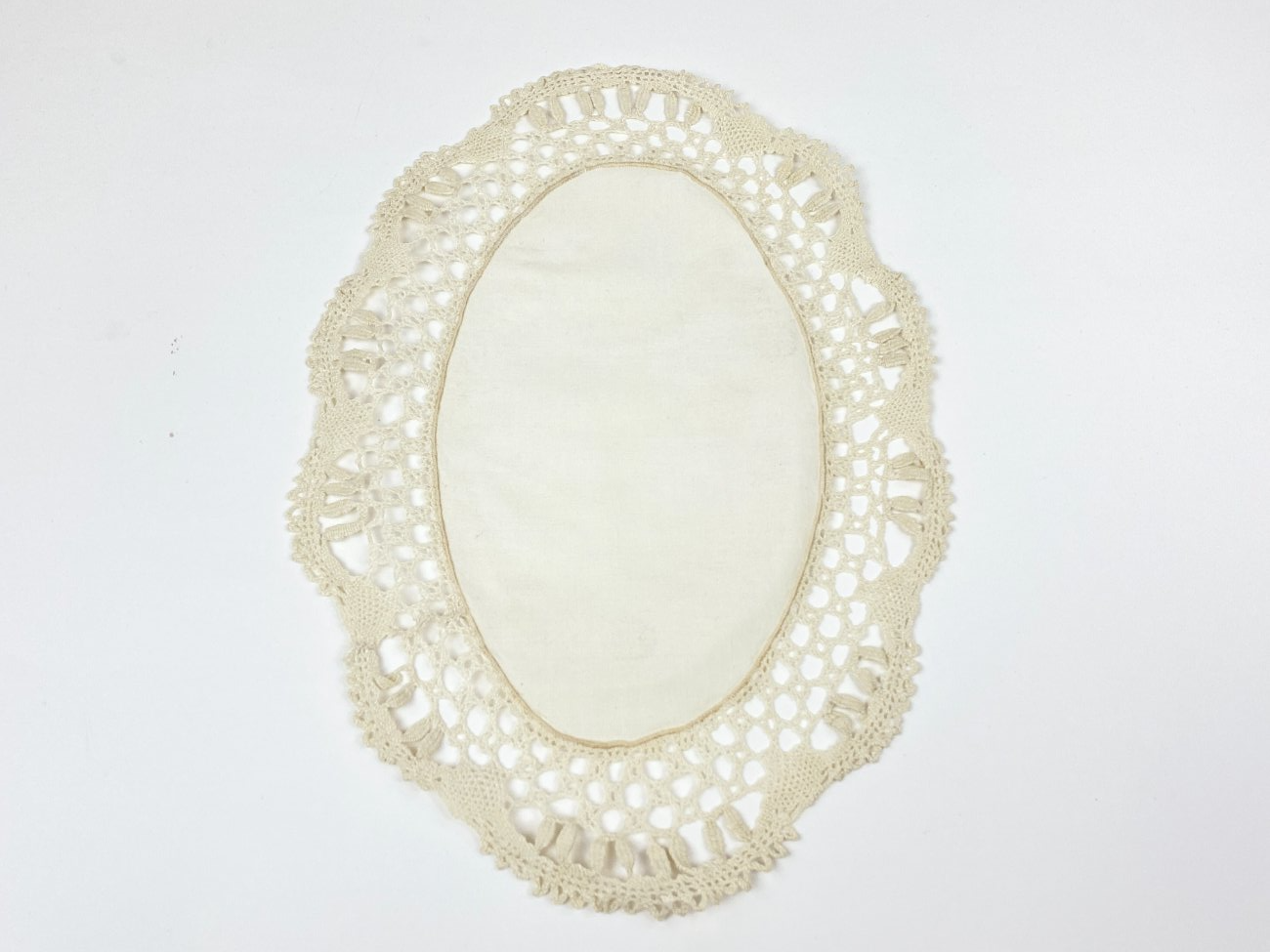 HN2128-stalo-serveteles-2 Ovali stalo servetėlė apnerta kraštine 33x22x0,2 cm