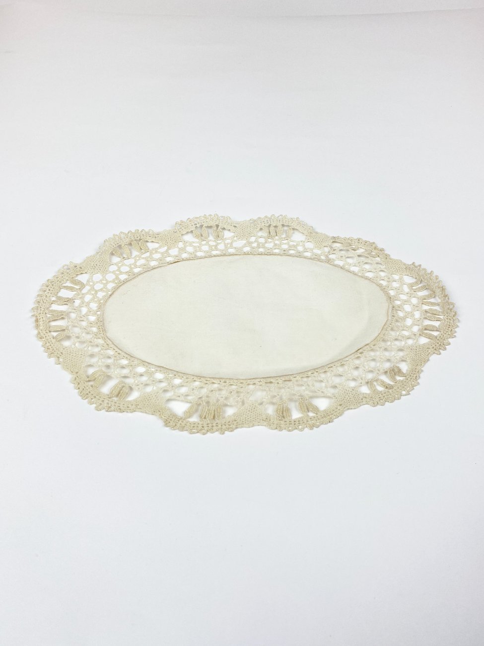 HN2128-stalo-serveteles-3 Ovali stalo servetėlė apnerta kraštine 33x22x0,2 cm