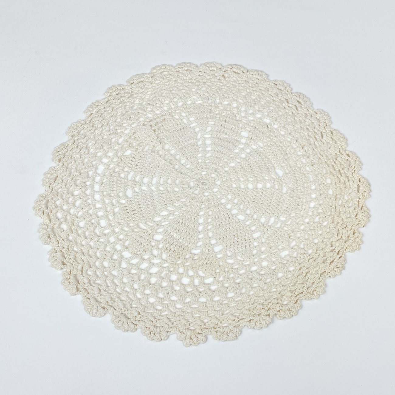 HN2129-stalo-serveteles-0 Apvali nerta rankų darbo stalo servetėlė 26,5×26,5×0,2 cm