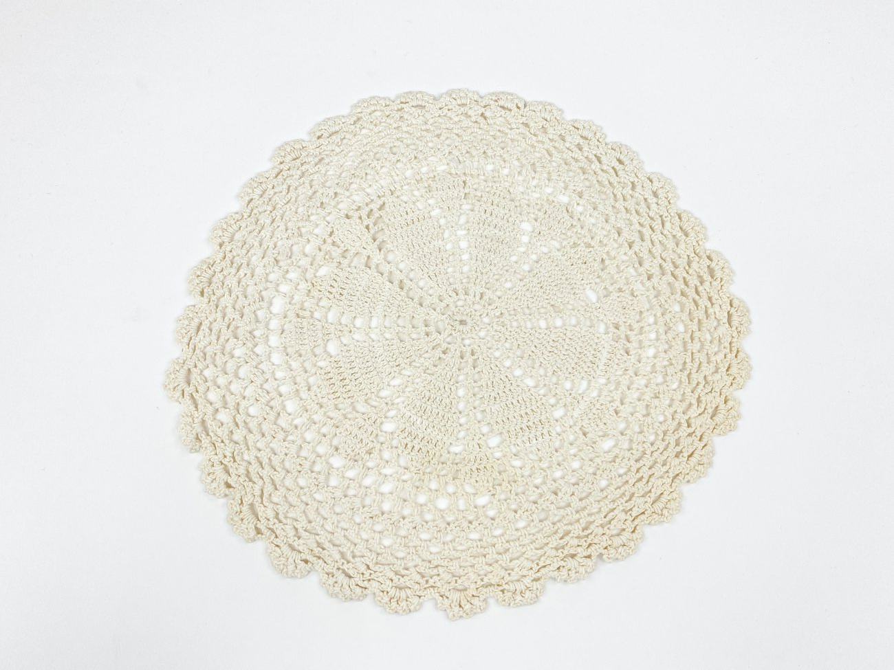 HN2129-stalo-serveteles-2 Apvali nerta rankų darbo stalo servetėlė 26,5×26,5×0,2 cm