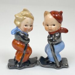 Porcelianinės Goebel druskinė ir pipirinė slidininkų figūrėlės 2 vnt. kompl.