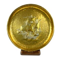 Žalvarinis bareljefinis padėklas su laivo atvaizdu ir mediniu stovu 36x36x3,5 cm