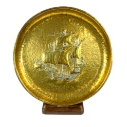 Žalvarinis bareljefinis padėklas su laivo atvaizdu ir mediniu stovu 36x36x3,5 cm