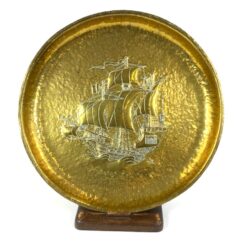 Žalvarinis bareljefinis padėklas su laivo atvaizdu ir mediniu stovu 36x36x3,5 cm