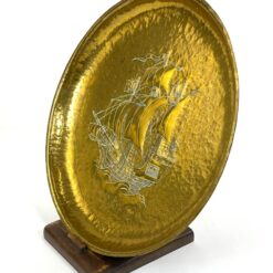 Žalvarinis bareljefinis padėklas su laivo atvaizdu ir mediniu stovu 36x36x3,5 cm