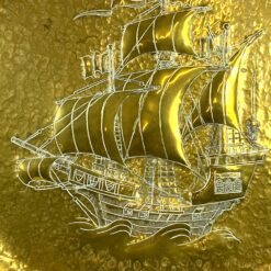 Žalvarinis bareljefinis padėklas su laivo atvaizdu ir mediniu stovu 36x36x3,5 cm