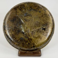 Žalvarinis bareljefinis padėklas su laivo atvaizdu ir mediniu stovu 36x36x3,5 cm