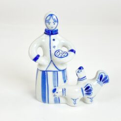 Porcelianinė moters, lesinančios vištas statula 4,5x10,5x12 cm