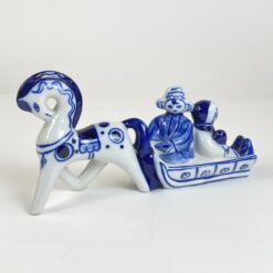 Porcelianinė arklio tempiamų rogių su šeima statula 6,5x22,5x11,5 cm