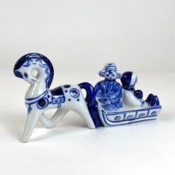 Porcelianinė arklio tempiamų rogių su šeima statula 6,5×22,5×11,5 cm