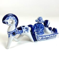 Porcelianinė arklio tempiamų rogių su šeima statula 6,5×22,5×11,5 cm