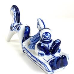 Porcelianinė arklio tempiamų rogių su šeima statula 6,5×22,5×11,5 cm