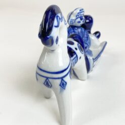 Porcelianinė arklio tempiamų rogių su šeima statula 6,5×22,5×11,5 cm