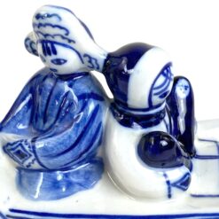 Porcelianinė arklio tempiamų rogių su šeima statula 6,5×22,5×11,5 cm