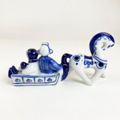 Porcelianinė arklio tempiamų rogių su šeima statula 6,5×22,5×11,5 cm