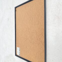 Ant popieriaus guašu abstrakčiai nutapytas žmogaus kūnas plastikiniame rėme su stiklu 2×50,5×70,5 cm