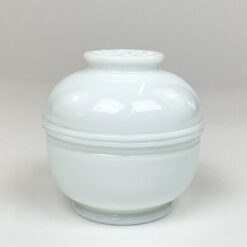 Vintažinė balto stiklo saldaininė 11,5x11,5x11 cm