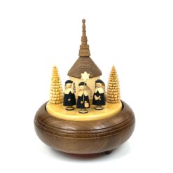 Romance by Reuge grojanti ir 360° besisukanti medinė giedorių prie bažnyčios statula 18x17x21 cm