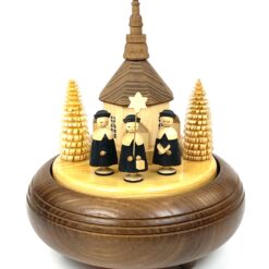 Romance by Reuge grojanti ir 360° besisukanti medinė giedorių prie bažnyčios statula 18x17x21 cm