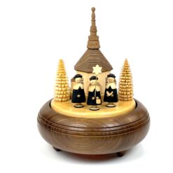 Romance by Reuge grojanti ir 360° besisukanti medinė giedorių prie bažnyčios statula 18x17x21 cm