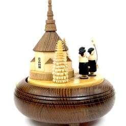 Romance by Reuge grojanti ir 360° besisukanti medinė giedorių prie bažnyčios statula 18x17x21 cm