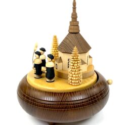 Romance by Reuge grojanti ir 360° besisukanti medinė giedorių prie bažnyčios statula 18x17x21 cm