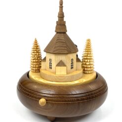 Romance by Reuge grojanti ir 360° besisukanti medinė giedorių prie bažnyčios statula 18x17x21 cm