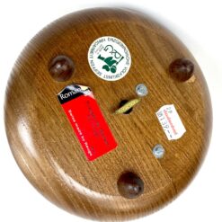 Romance by Reuge grojanti ir 360° besisukanti medinė giedorių prie bažnyčios statula 18x17x21 cm