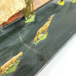 Prakartėlė su alavinėmis figūromis ant medinio pagrindo 15x32x18,5 cm