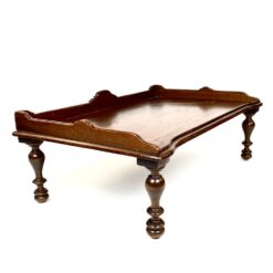 Raudonmedžio lovos padėklas su kojelėmis 38×60,5×23 cm