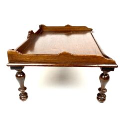 Raudonmedžio lovos padėklas su kojelėmis 38×60,5×23 cm