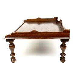 Raudonmedžio lovos padėklas su kojelėmis 38×60,5×23 cm