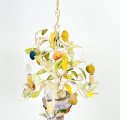 Pakabinamas trijų šakų sietynas su vaisių figūrėlėmis 50x50x70 cm