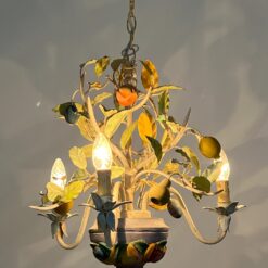 Pakabinamas trijų šakų sietynas su vaisių figūrėlėmis 50x50x70 cm