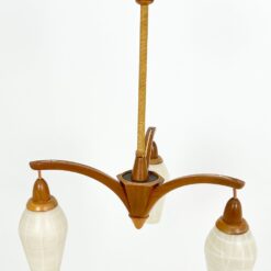 Mid Century trijų šakų tikmedžio sietynas su stiklo gaubtais 46x46x67 cm