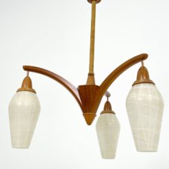 Mid Century trijų šakų tikmedžio sietynas su stiklo gaubtais 46x46x67 cm