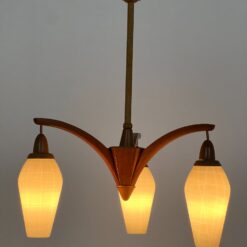 Mid Century trijų šakų tikmedžio sietynas su stiklo gaubtais 46x46x67 cm