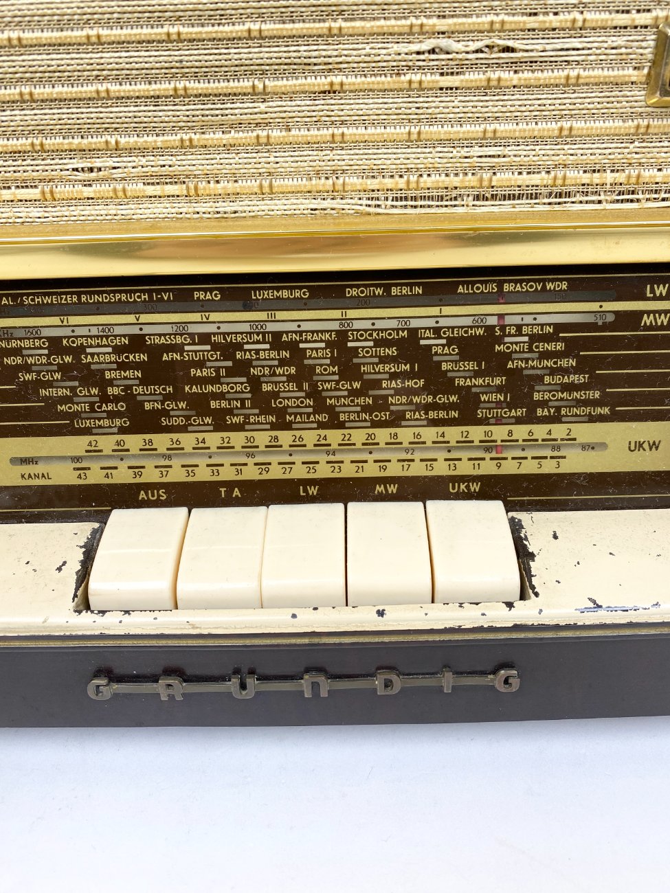 HN2240-senoviniai-radijo-aparatai-15 Grundig Type 997/60 lempinis radijo imtuvas 20×52,5×32,5 cm