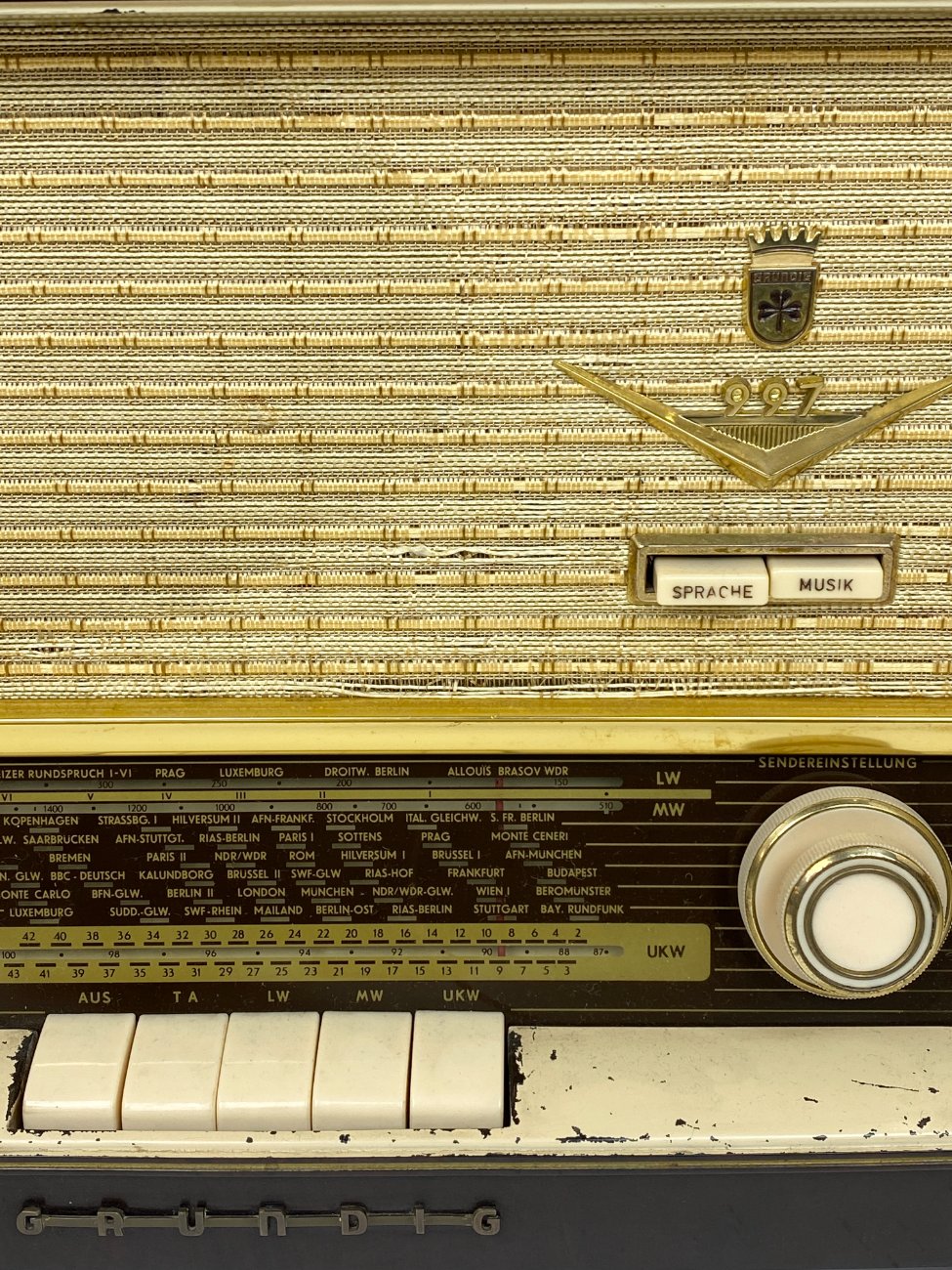 HN2240-senoviniai-radijo-aparatai-5 Grundig Type 997/60 lempinis radijo imtuvas 20×52,5×32,5 cm