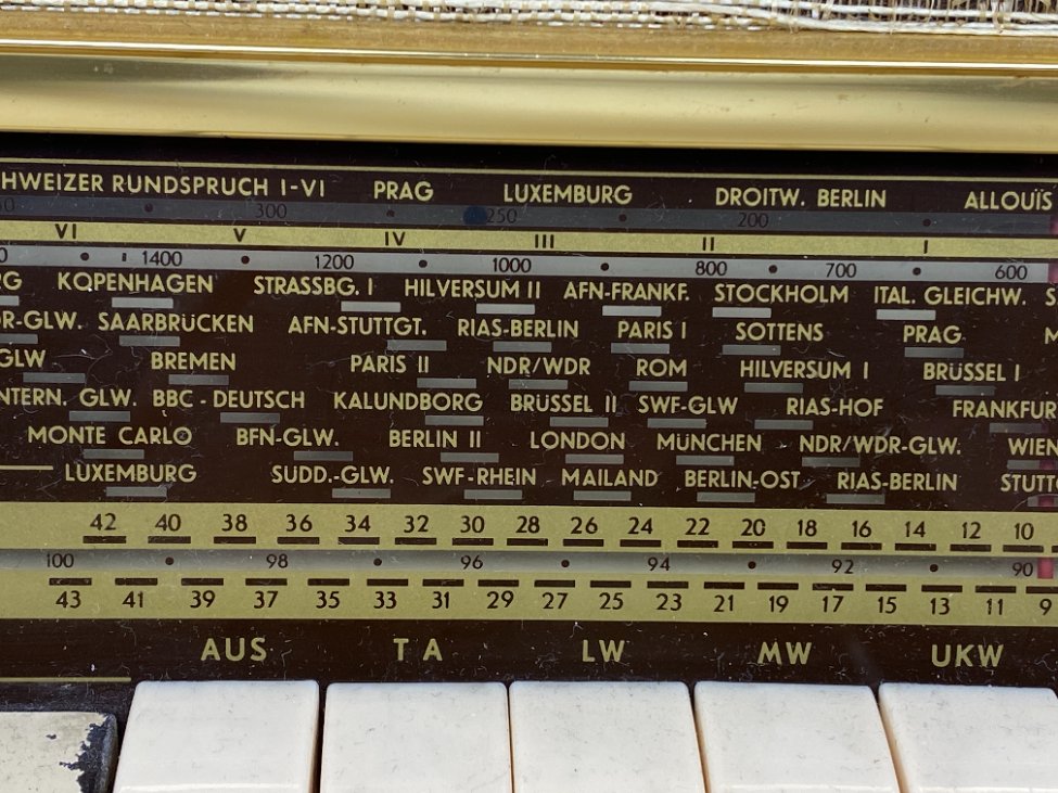 HN2240-senoviniai-radijo-aparatai-6 Grundig Type 997/60 lempinis radijo imtuvas 20×52,5×32,5 cm