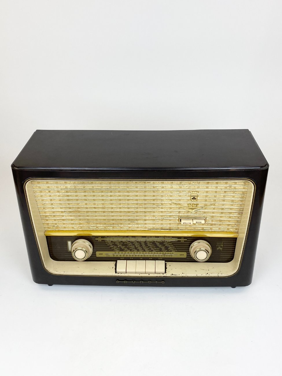 HN2240-senoviniai-radijo-aparatai-7 Grundig Type 997/60 lempinis radijo imtuvas 20×52,5×32,5 cm